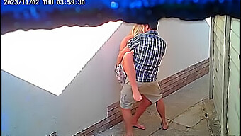 Nieuw Stel Betrapt Op Camera Terwijl Ze Openbare Seks Hebben