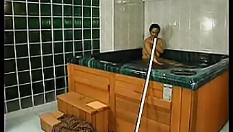 Mulher Madura Leva No Cu E Recebe Uma Gozada Na Cara Na Piscina