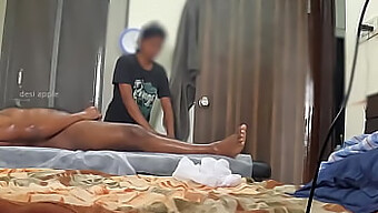 Taurul Pitic Negru Surprinde O Fată Spa Cu Un Pachet Mic