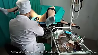 Conducând O Fată La Orgasm Cu Un Dildo